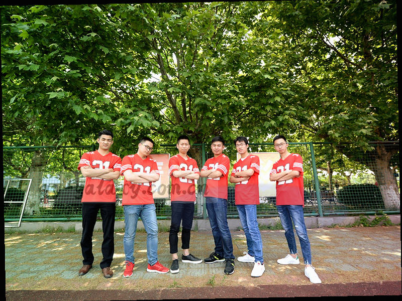 两个气泡对话图标，其中一个带金色在线指示灯